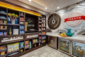 Snack bar - Hampton Inn & Suites Wichita/Airport (Wichita)