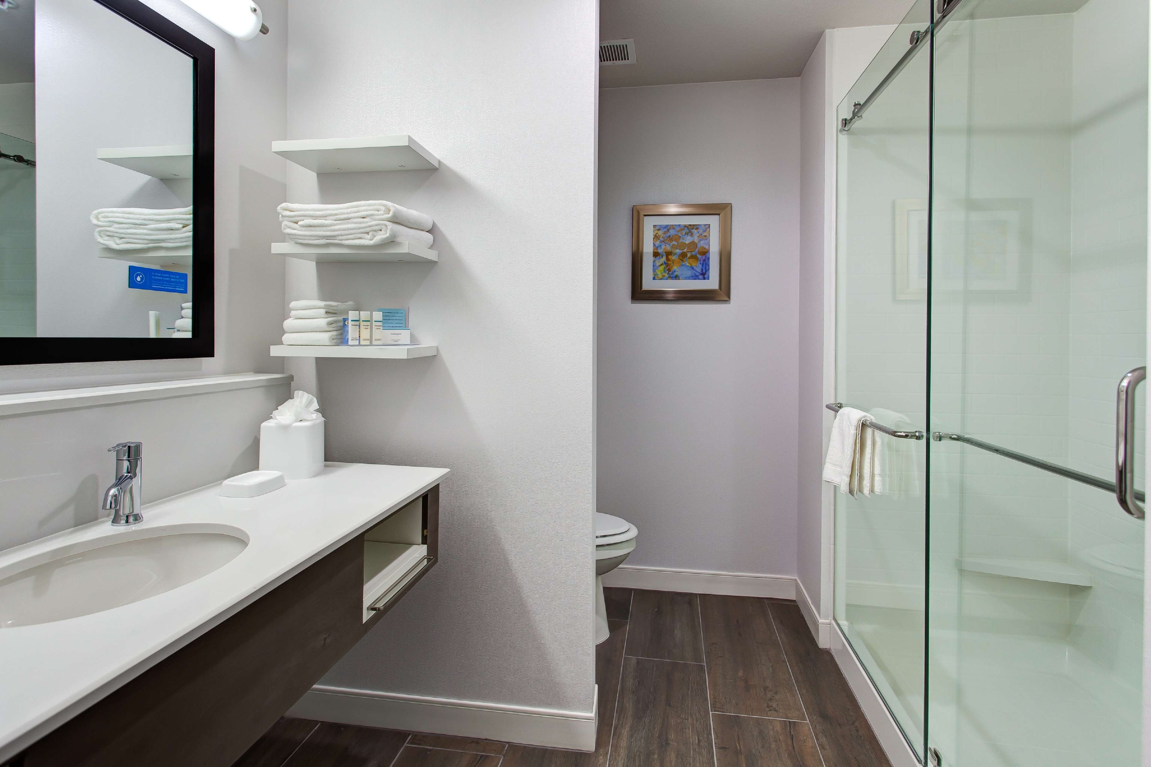 studio, 1 king bed, non smoking, refrigerator & microwave (w/ wetbar) | bathroom | combined shower/bathtub, free toiletries, towels