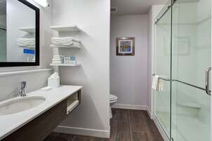 Bañera con ducha, artículos de tocador gratuitos, toallas