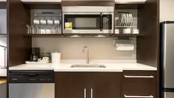 Full-size fridge, microwave, dishwasher, coffee/tea maker