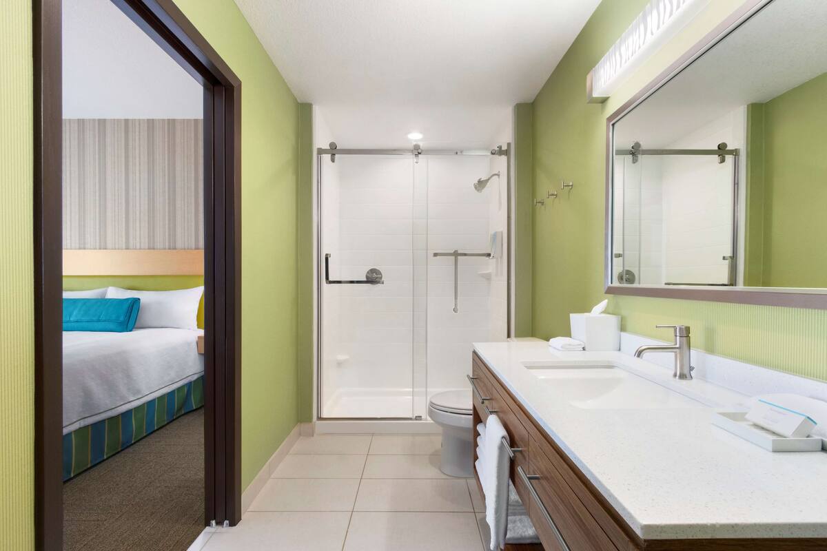 Un baño moderno con ducha, inodoro y lavabo.
