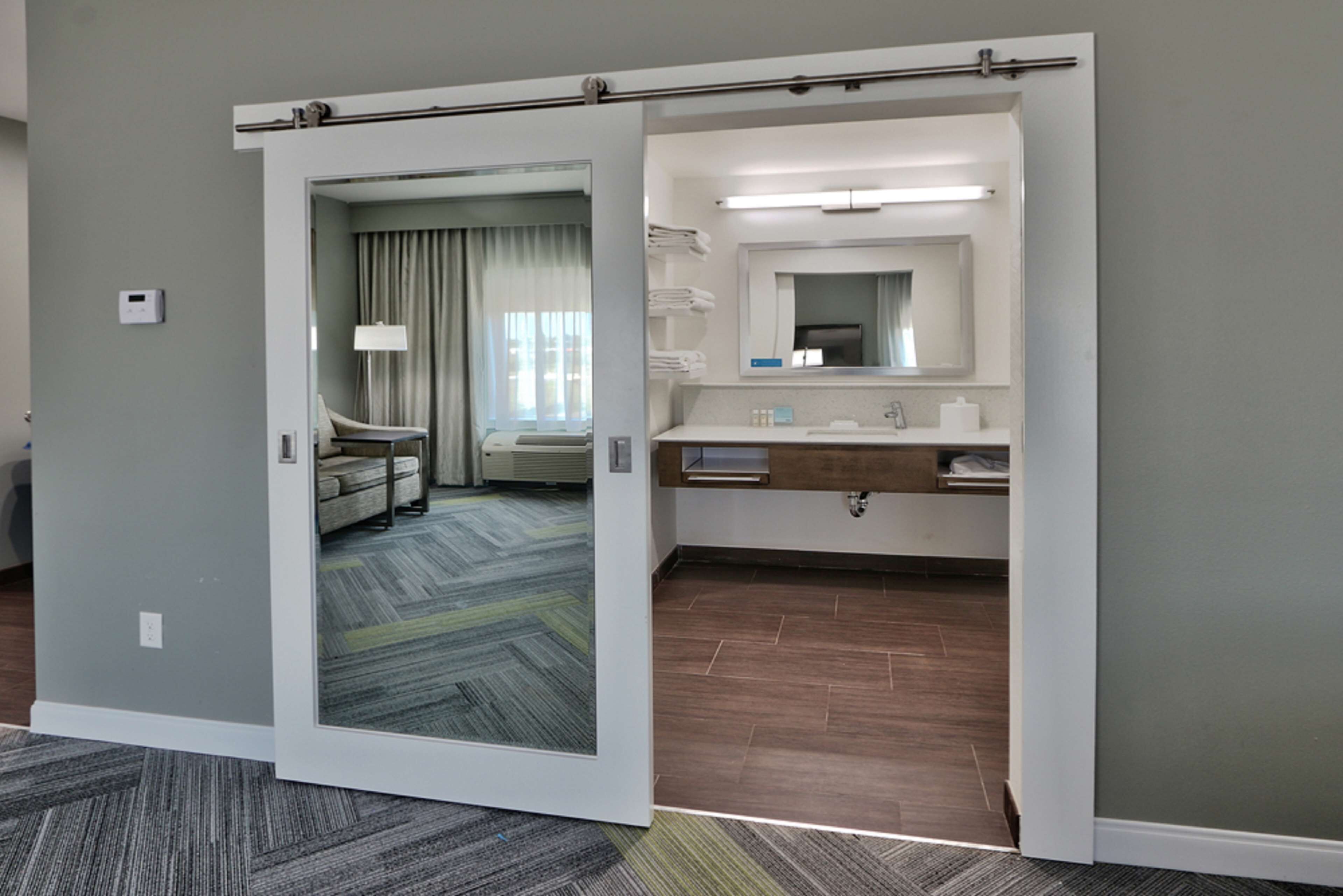 淋浴设施、免费洗浴用品、吹风机、毛巾