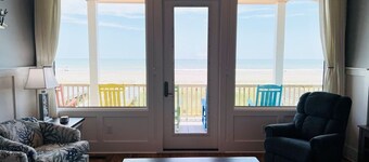 Holden R Breath 4 Bedroom Home by RedAwning