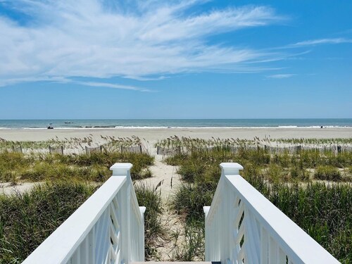 Holden R Breath 4 Bedroom Home by RedAwning