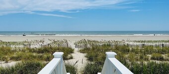 Holden R Breath 4 Bedroom Home by RedAwning