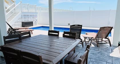 Holden R Breath 4 Bedroom Home by RedAwning