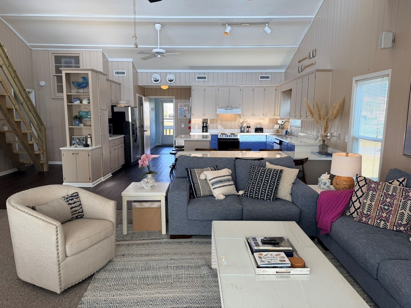 منزل - ٣ غرف نوم | منطقة المعيشة | تلفزيون