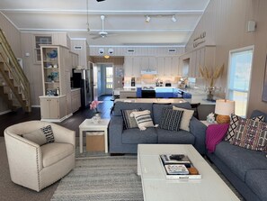 Casa, 3 habitaciones | Área de sala de estar | Televisión