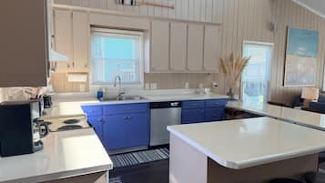 House, 3 Bedrooms | Dapur peribadi | Peti sejuk, ketuhar gelombang mikro, ketuhar