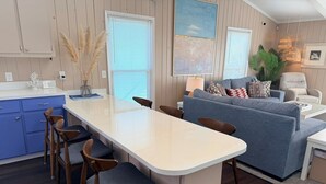 Un espacio moderno para vivir con cocina, comedor y zona de estar.