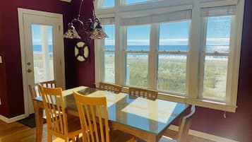 House, 4 Bedrooms | Dining