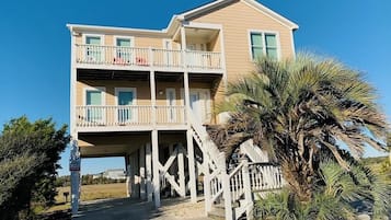 House, 5 Bedrooms | Exterior