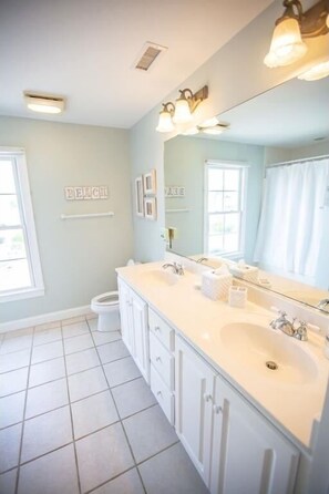 Bathroom - Paw-paw's Place 6 Bedroom Home by RedAwning (Supply)