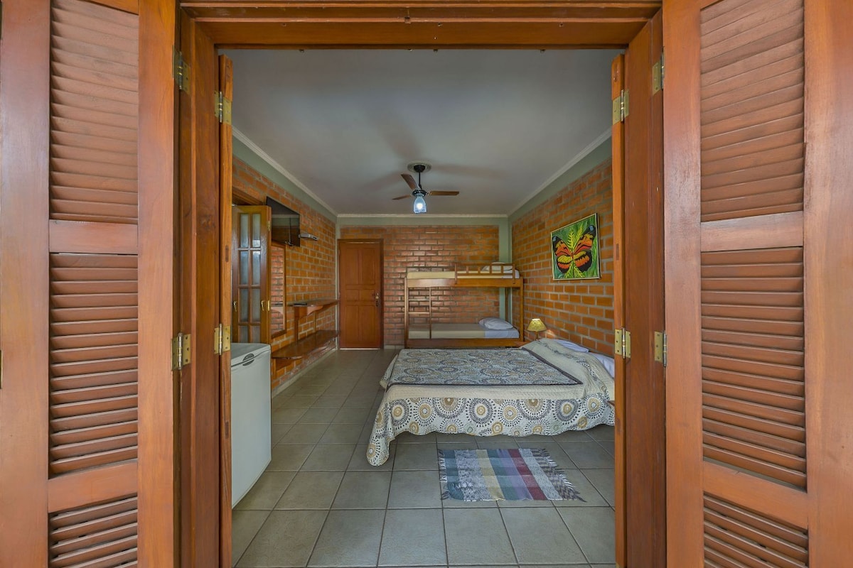 Minibar, WiFi (free), bed sheets