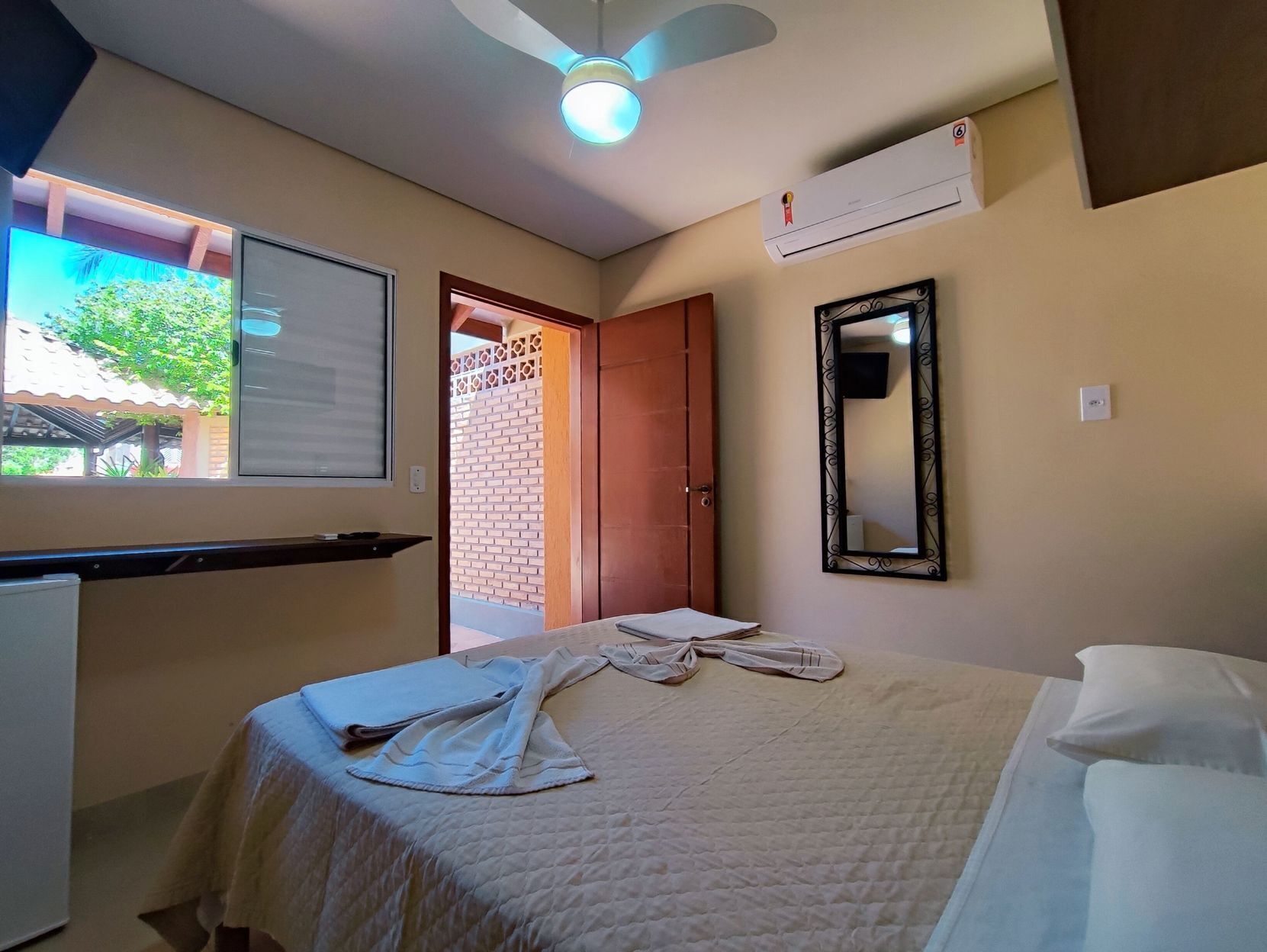 Minibar, free WiFi, bed sheets