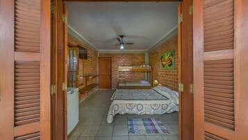 Quarto quádruplo | Frigobar, Wi-Fi de cortesia, roupa de cama
