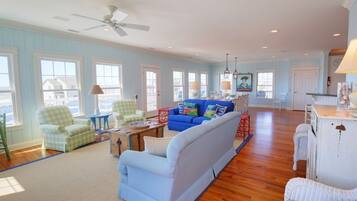 House, 6 Bedrooms | Living room | TV