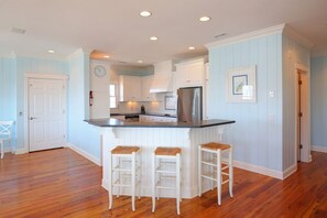 House, 6 Bedrooms | Private kitchen | Full-size fridge, microwave, oven, stovetop