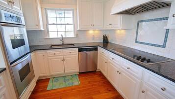 House, 6 Bedrooms | Private kitchen | Full-size fridge, microwave, oven, stovetop