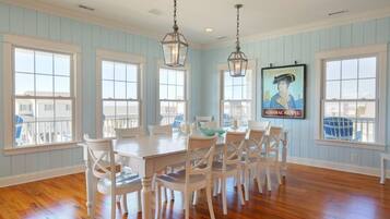 House, 6 Bedrooms | Private kitchen | Full-size fridge, microwave, oven, stovetop