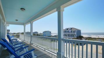 House, 6 Bedrooms | Balcony