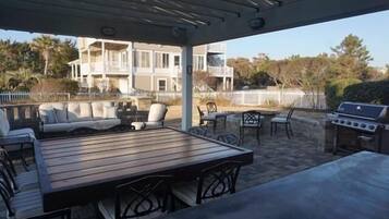 House, 6 Bedrooms | Balcony