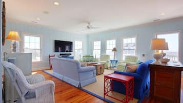 House, 6 Bedrooms | Living room | TV