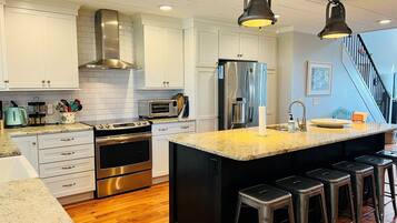 House, 5 Bedrooms | Private kitchen | Full-size fridge, microwave, oven, stovetop