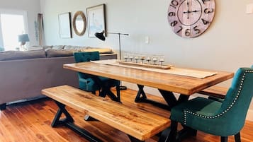 House, 5 Bedrooms | Dining