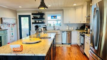 Casa, 5 habitaciones | Cocina privada | Refrigerador con congelador, microondas, horno y parrilla de estufa