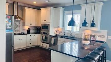 House, 4 Bedrooms | Private kitchen | Full-size fridge, microwave, oven, stovetop