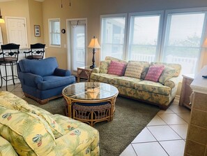 Casa, 3 habitaciones | Área de sala de estar | Televisión de pantalla plana y chimenea