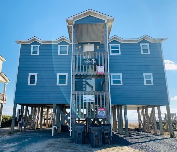 Unique two-story vacation home with a central staircase and access to the surroundings.