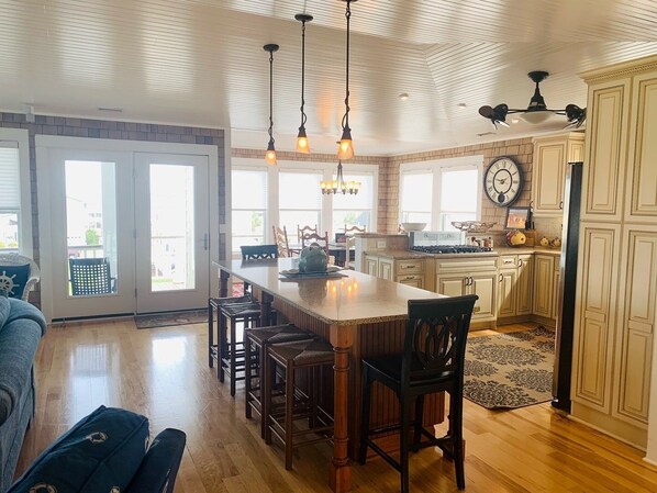 House, 5 Bedrooms | Private kitchen | Full-size fridge, microwave, oven, stovetop