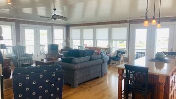 House, 5 Bedrooms | Living area
