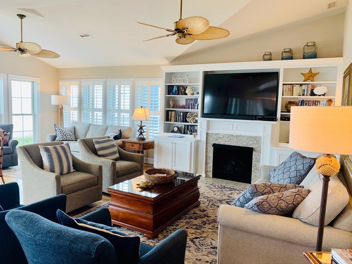 House, 6 Bedrooms | Living area | Fireplace