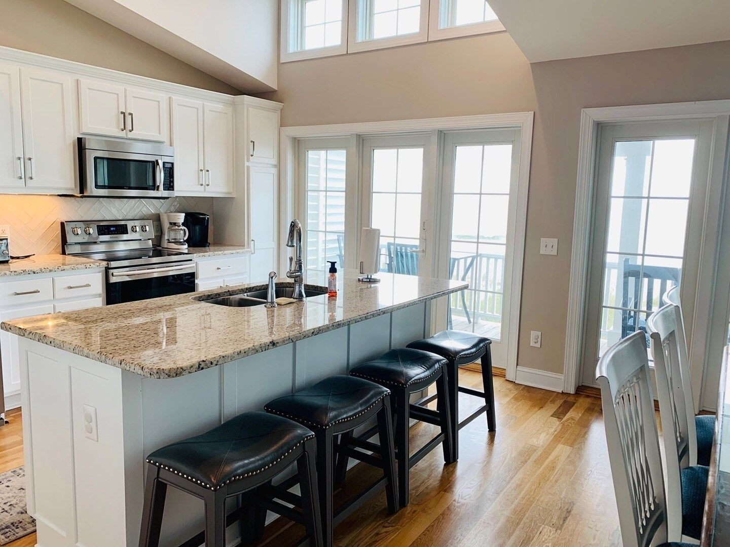 House, 6 Bedrooms | Private kitchen | Fridge, microwave, oven, coffee/tea maker