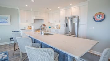 Hus, 6 soverom | Eget kjøkken | Kjøleskap, mikrobølgeovn, ovn og kokeplater