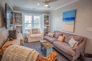House, 6 Bedrooms | Living area