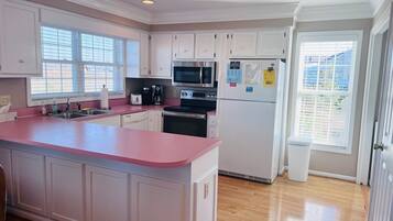 House, 4 Bedrooms | Private kitchen | Full-size fridge, microwave, oven, stovetop