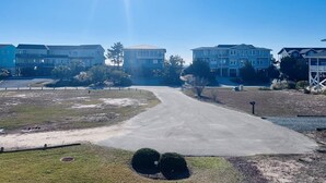 A residential area with a clear sky, a paved driveway, and multi-story houses. - Victoria - 3 Br Home (Supply)