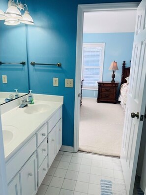 House, 4 Bedrooms | Bilik Mandi