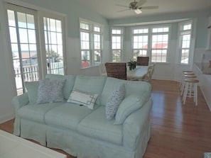 House, 4 Bedrooms | Living area