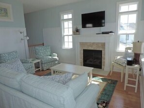 House, 4 Bedrooms | Living area | TV, fireplace, DVD player