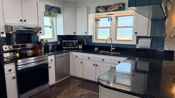Maison, 4 chambres | Cuisine privée | Cafetière-théière, réfrigérateur grande capacité avec congélateur