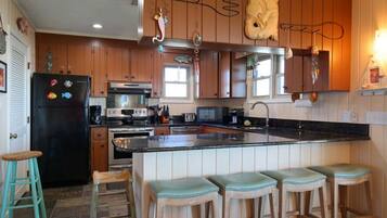 House, 4 Bedrooms | Private kitchen | Full-size fridge, microwave, oven, stovetop