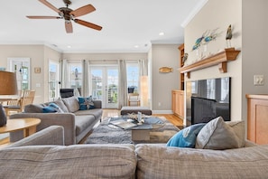 House, 5 Bedrooms | Living area | TV, DVD player