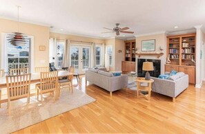House, 5 Bedrooms | Living area