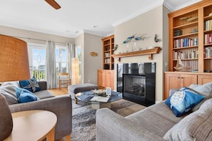 House, 5 Bedrooms | Living area | TV, DVD player