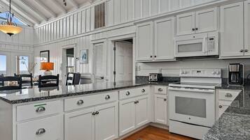 House, 4 Bedrooms | Private kitchen | Full-size fridge, microwave, oven, stovetop